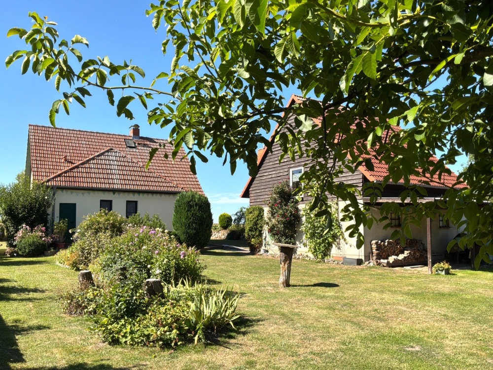 Hausansicht und Nebengelass hofseitig