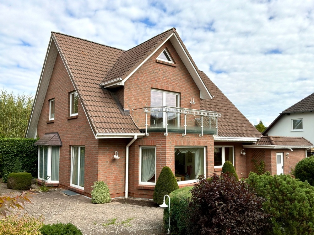 Hausansicht mit Terrassen