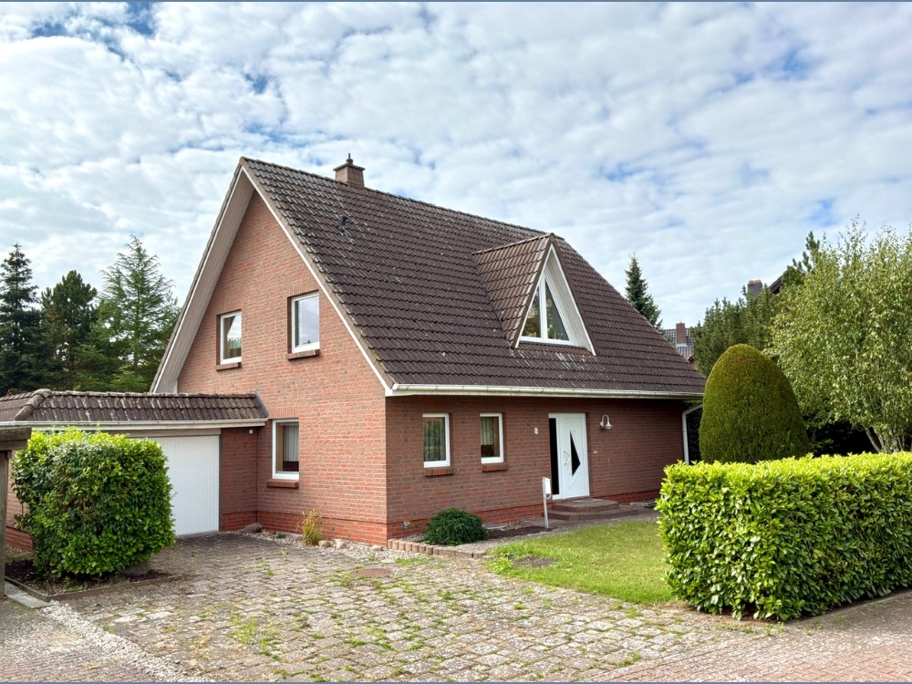 Hausansicht mit Garage