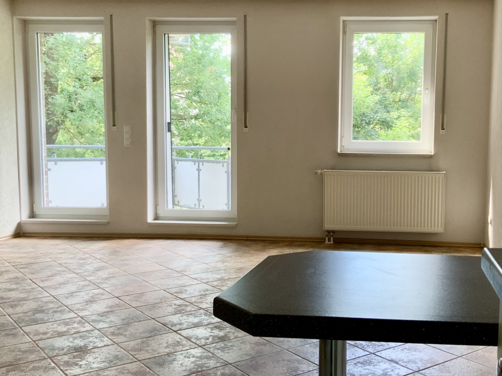 Wohnzimmer mit Balkonzugang
