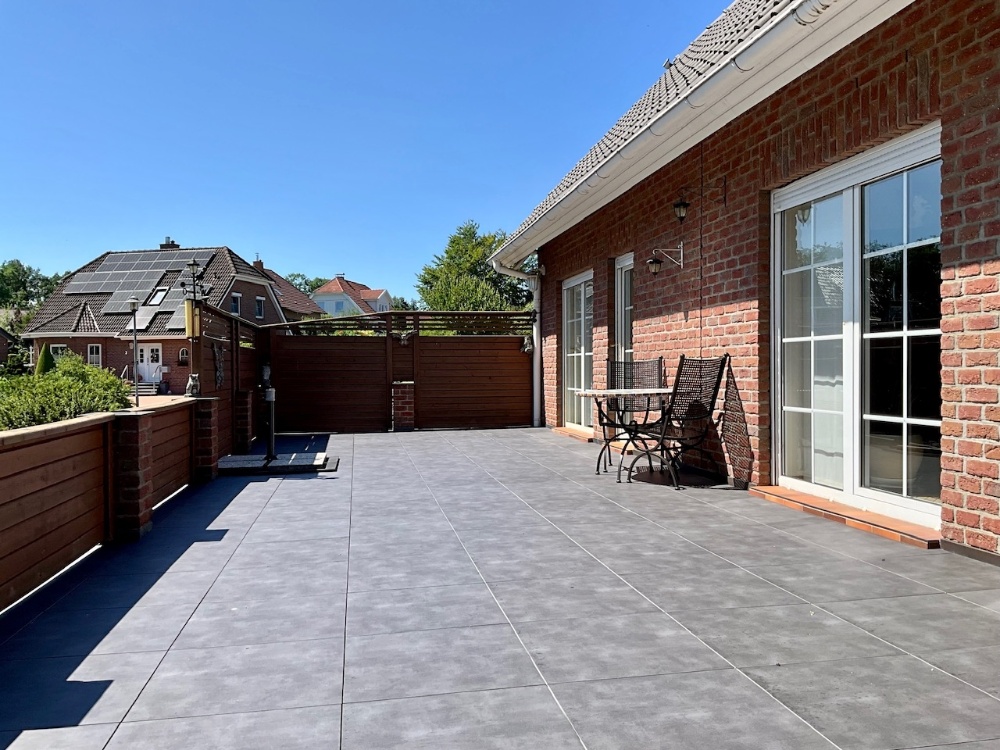 große Terrasse am Haus