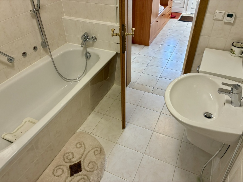 Bad mit Badewanne Einliegerwohnung