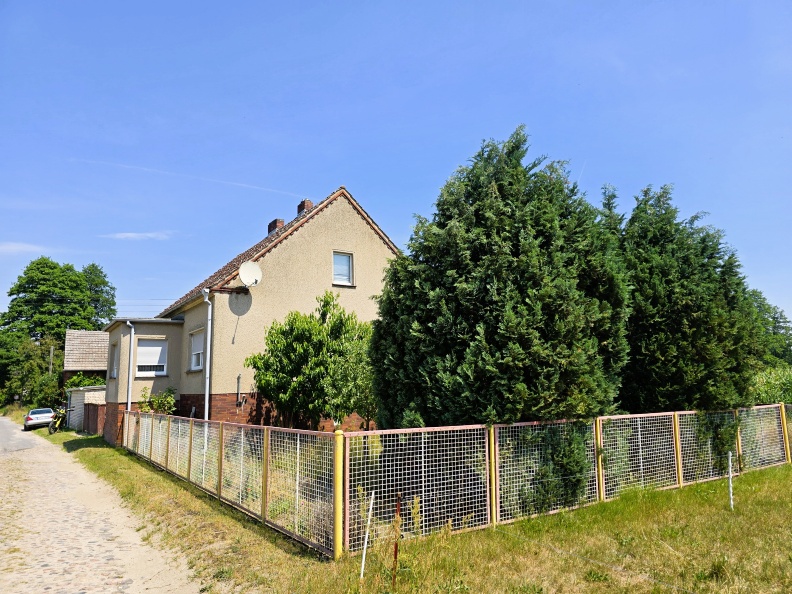 Wohnhaus entlang der Straße