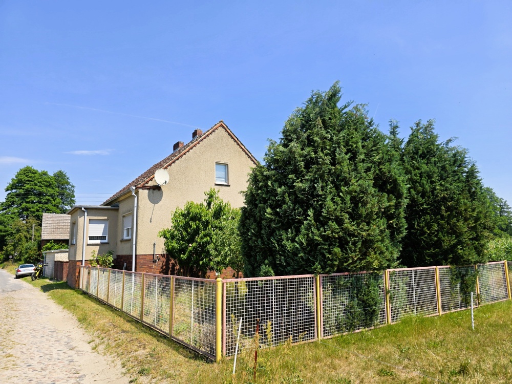 Wohnhaus entlang der Straße