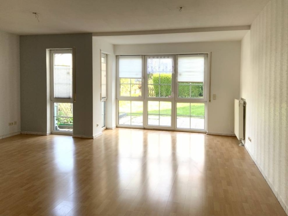 Wohnzimmer mit Blick in den Garten 