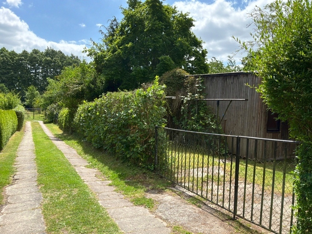 Bungalow und Weg zum See 