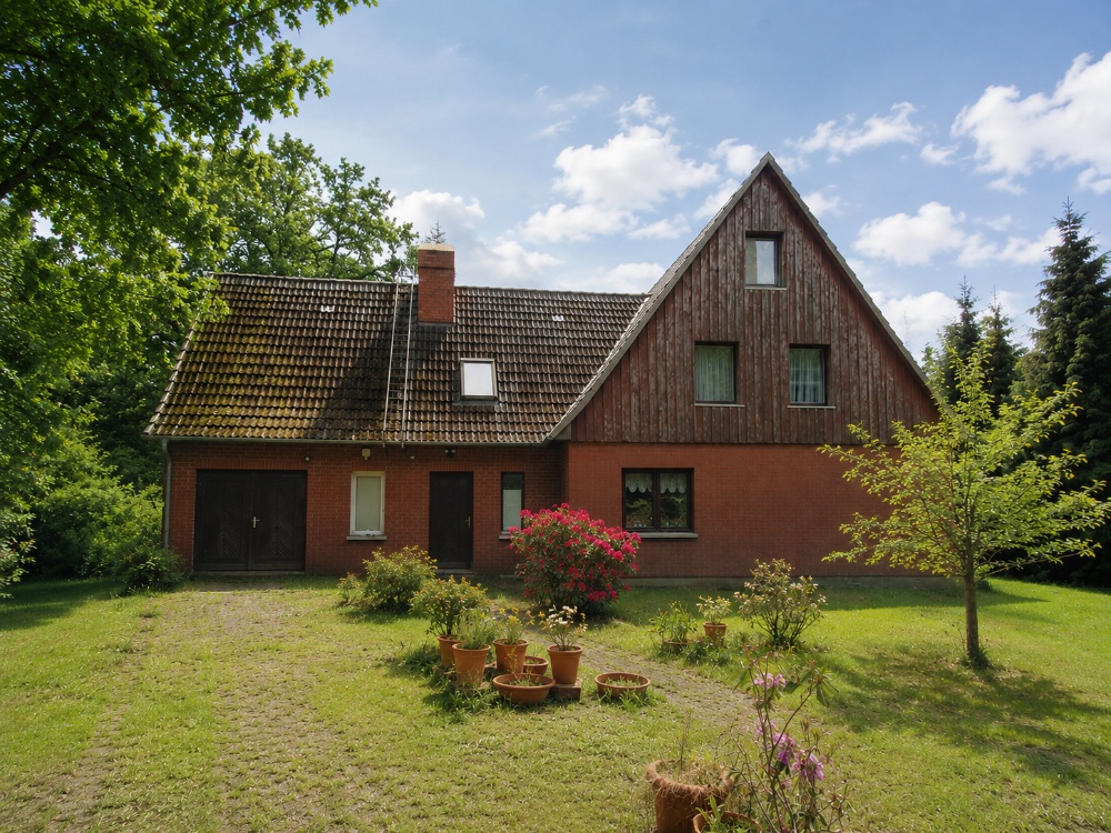 Außenansicht Eingang und Garage