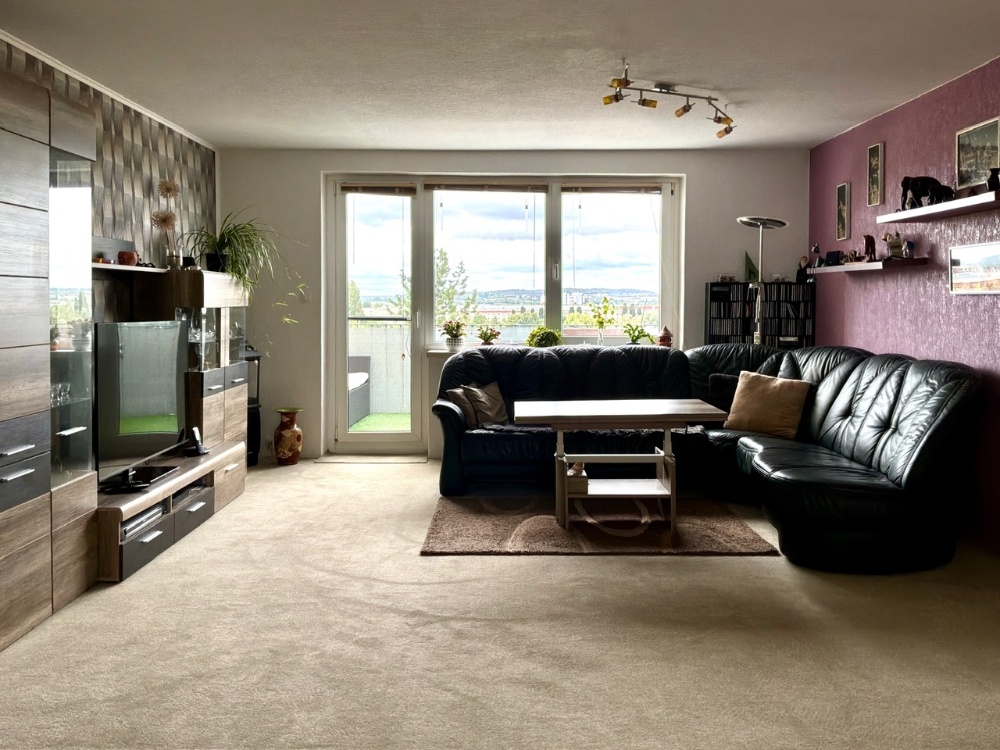Wohnzimmer mit Balkon