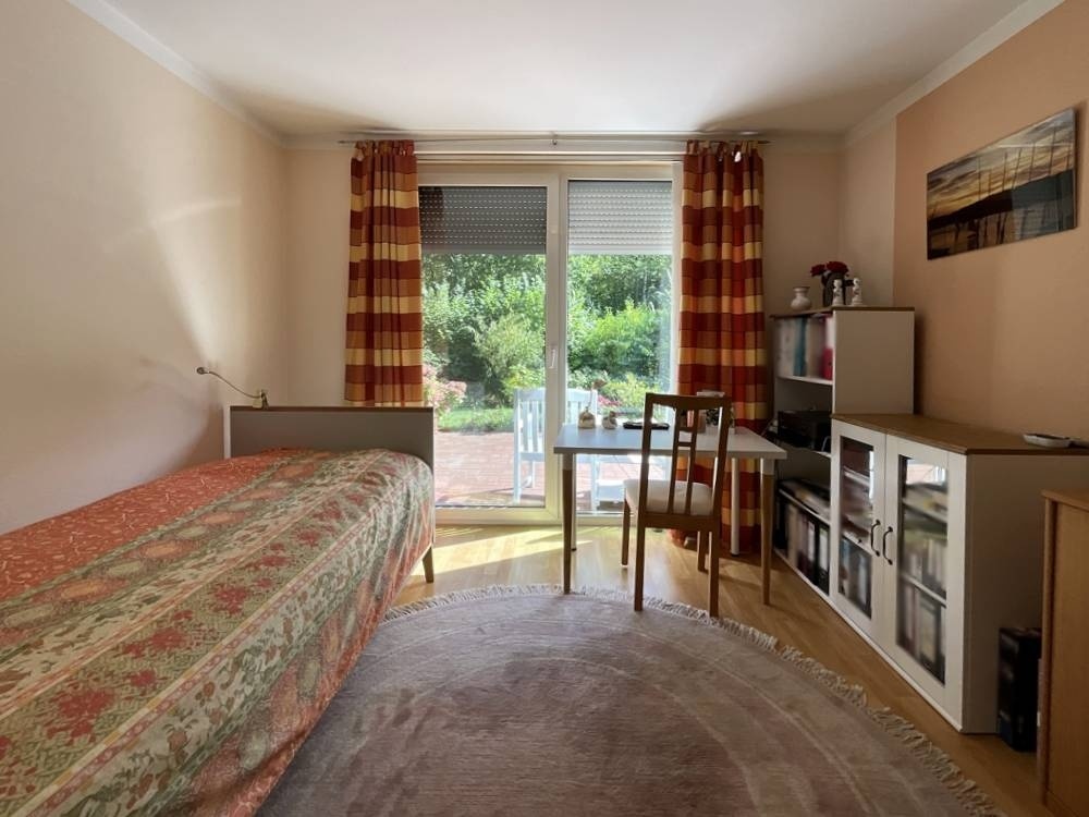 Schlafzimmer mit Zugang zur Terrasse