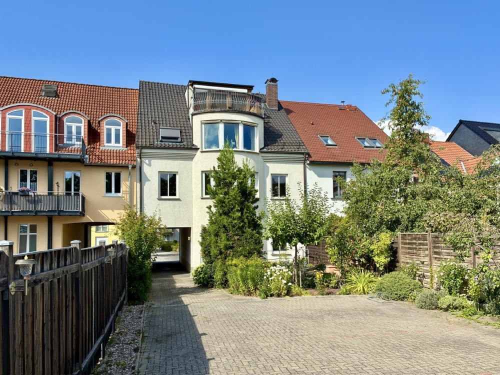 Rückseite des Hauses mit Parkplatz