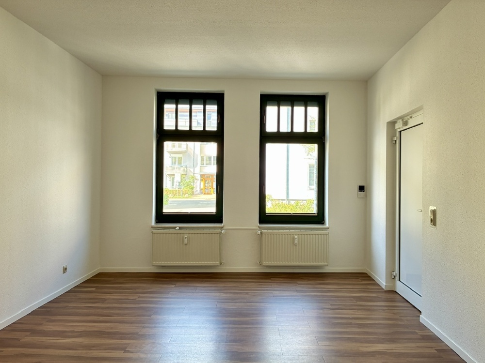 Wohnzimmer mit Eingang Wohnung 1