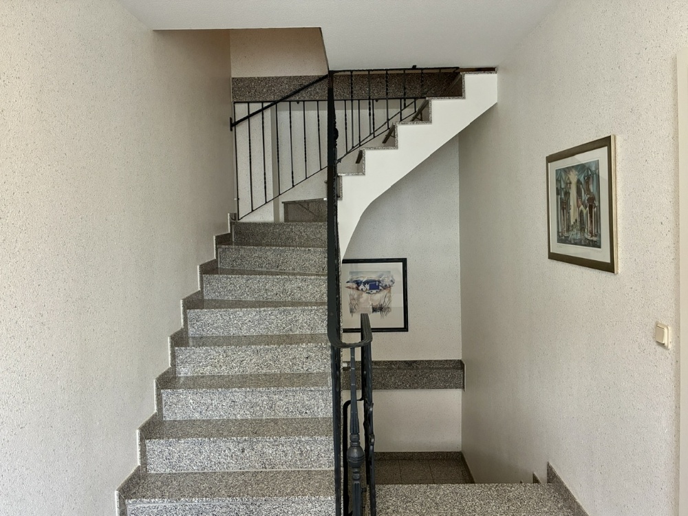 Hausflur mit Grantibelag