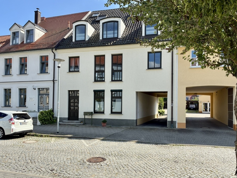 Hausansicht mit Hofeinfahrt