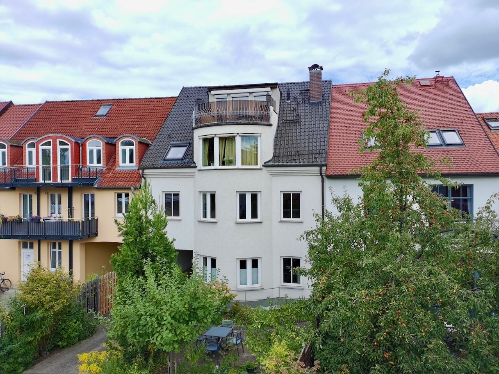 Blick auf den Erker vom Garten