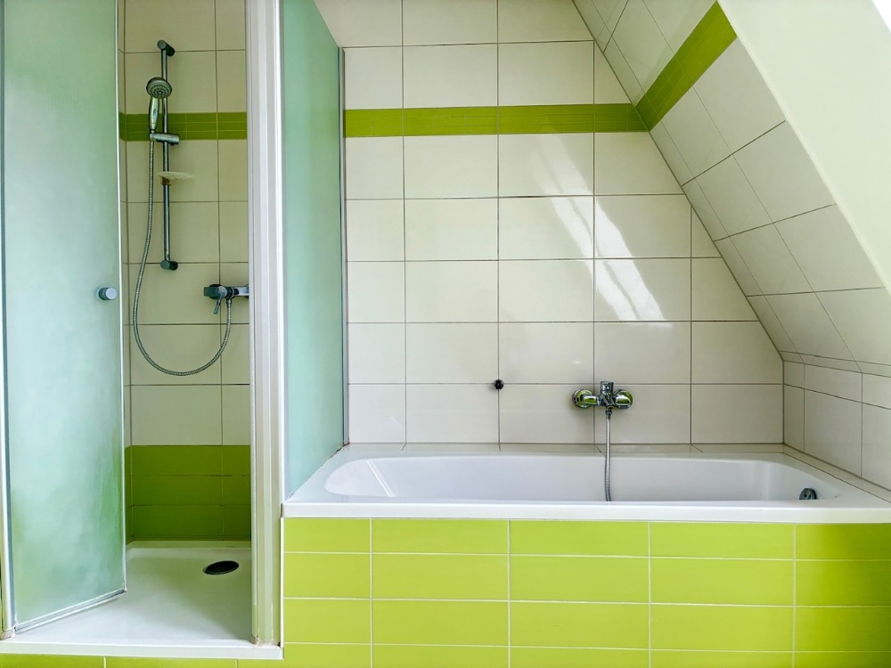 Hauptbad mit Badewanne und Dusche