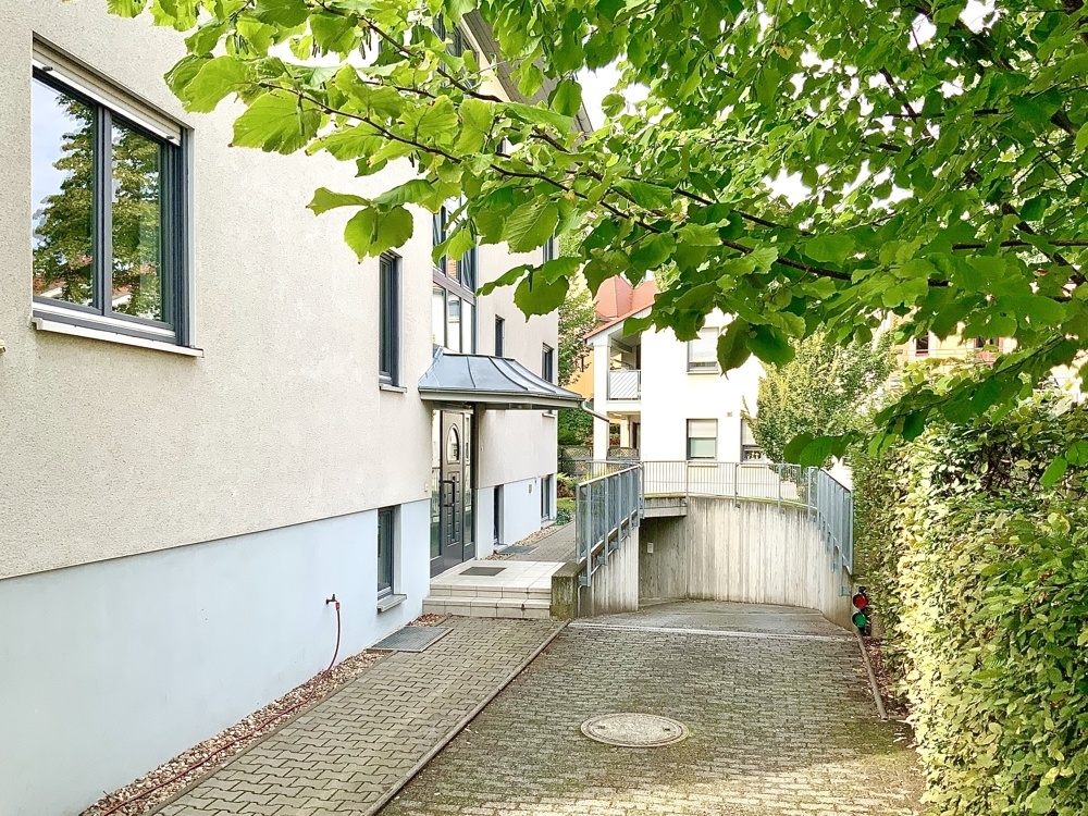 Hauszugang mit Tiefgaragenzufahrt