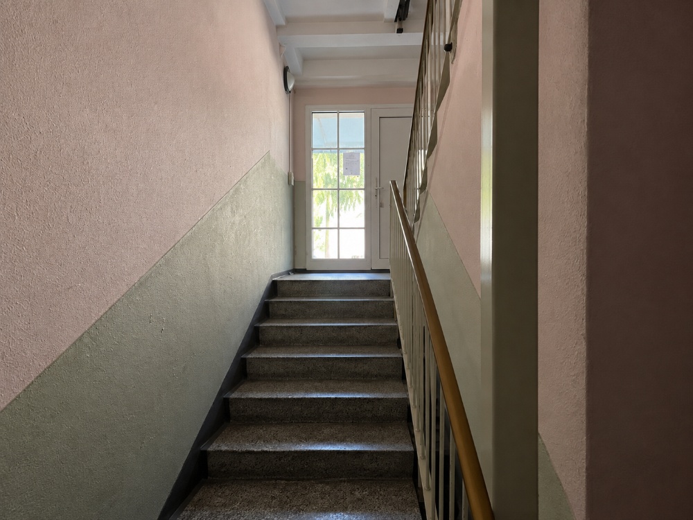 Blick vom Keller zum Hauseingang
