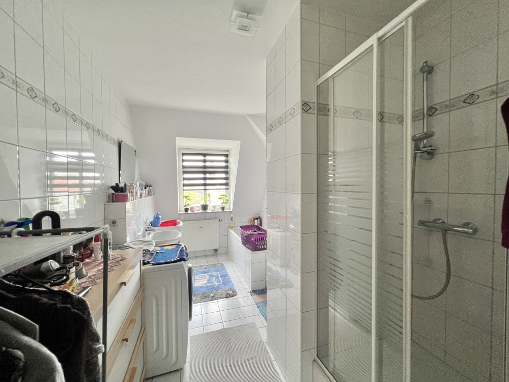 Tageslichtbad mit Wanne und Dusche