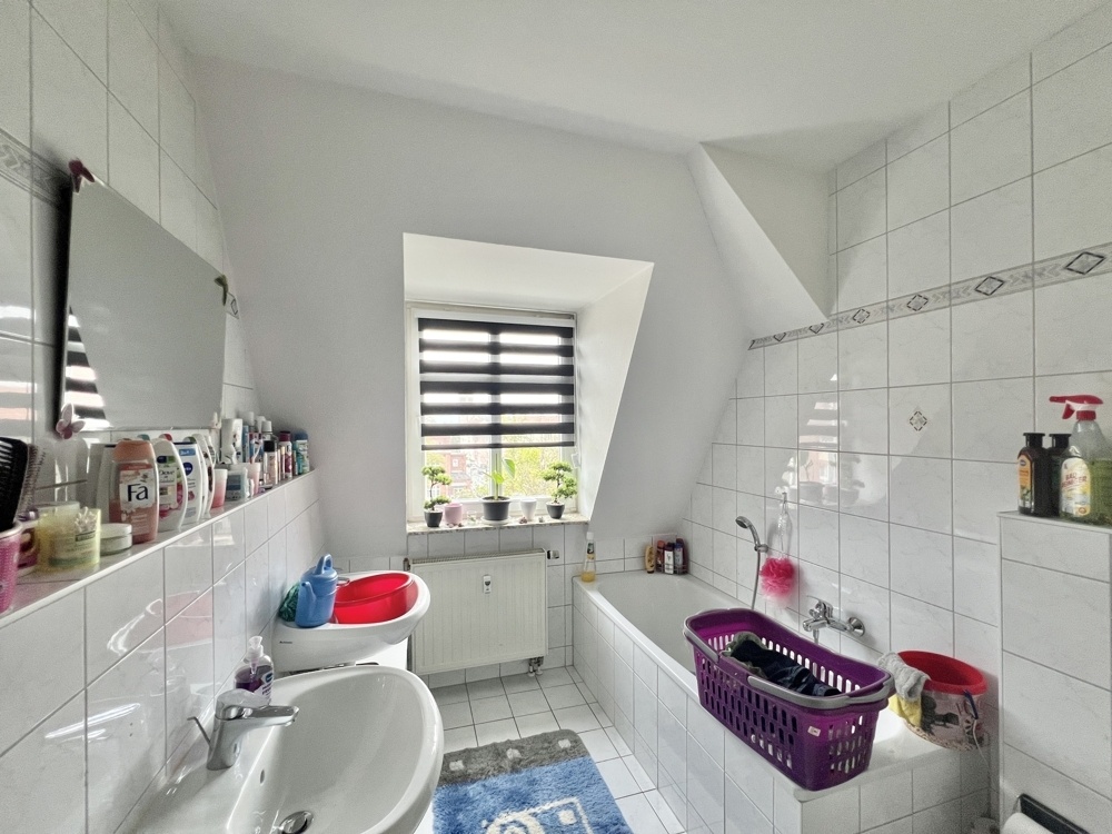 Tageslichtbad mit Wanne und Dusche