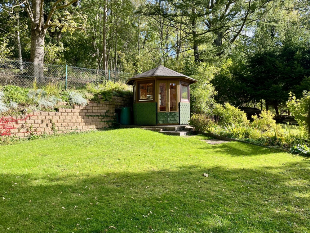 Garten mit Pavillon