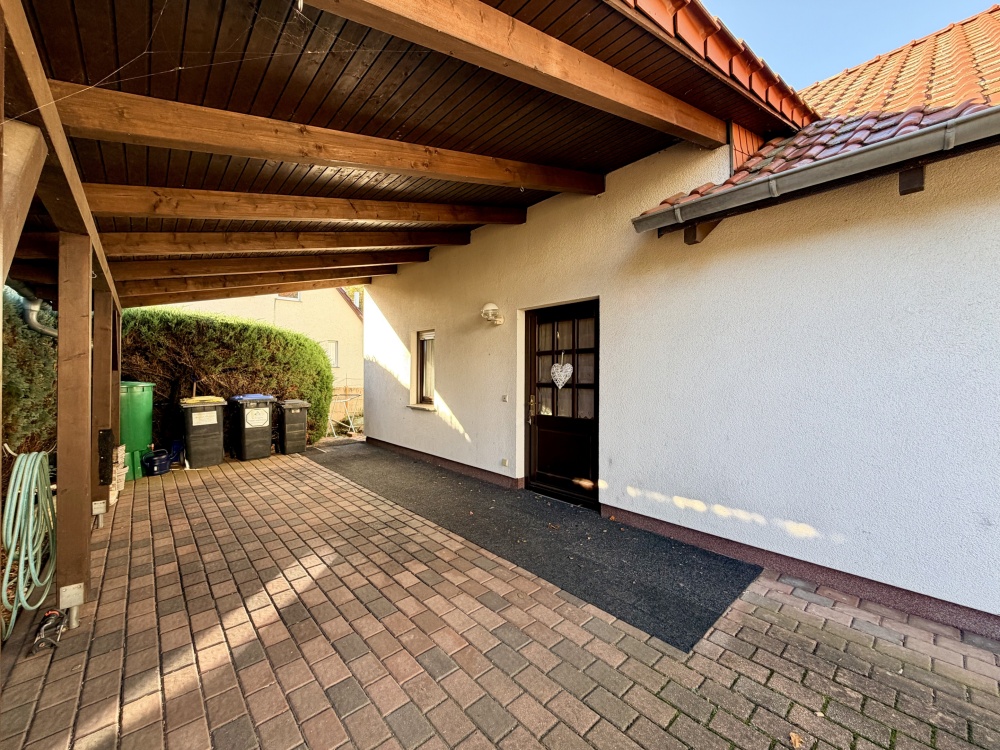 Carport mit direktem Hauszugang
