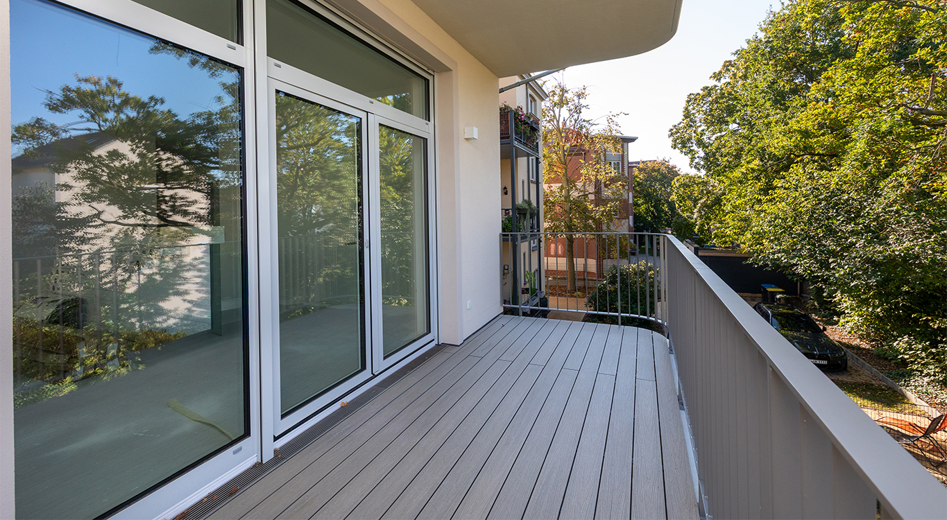 Großzügiger Balkon mit Blick ins Grüne.