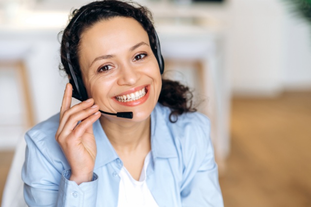 bild_trenner_standorte_ansprechpartner Frau Headset