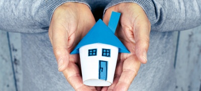 Immobilienbewertung mit Haus in Händen