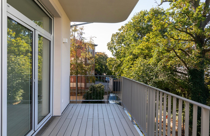 großer Balkon mit Blick ins Grüne 