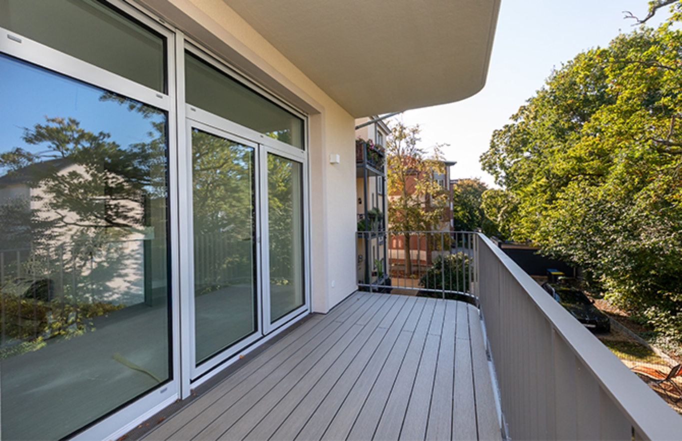 Balkon mit Blick ins Grüne.