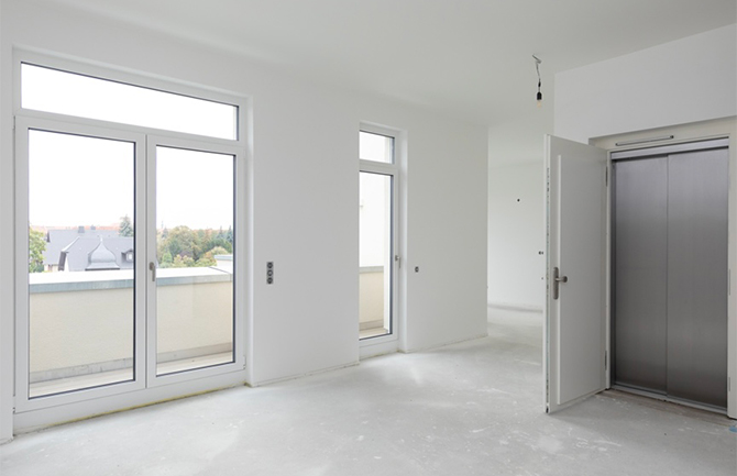 Wohnzimmer im Rohbau mit Aufzug in die Wohnung