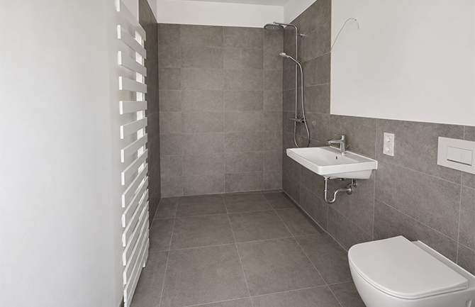 Modernes Badezimmer mit bodengleicher Dusche.