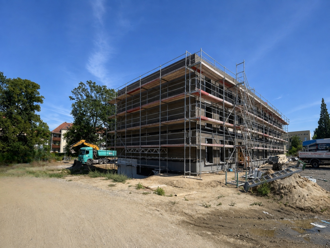 Außenansicht des eingerüsteten Wohngebäudes im Bogumilspark während der Bauarbeiten im August 2026.